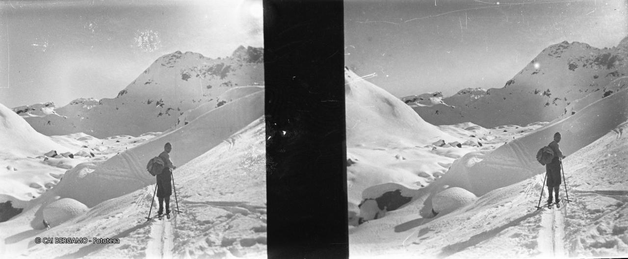 Skiatore sulle tracce del battistrada