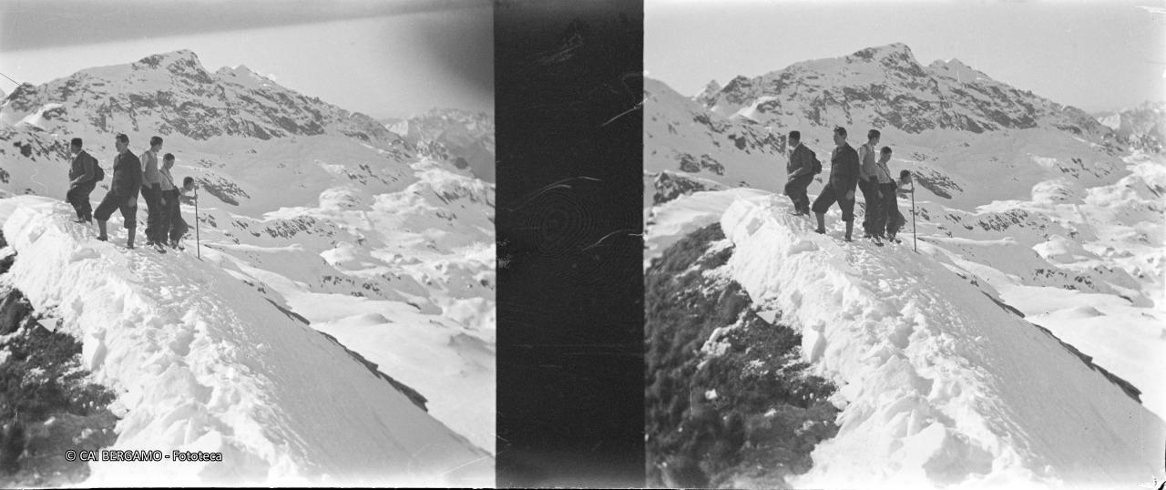 Foto ricordo al passo Portula innevato con il Cabianca alle spalle