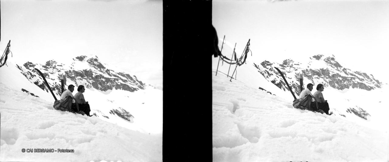 Lui e Lei a riposo sulla neve con pelli di foca ad asciugare