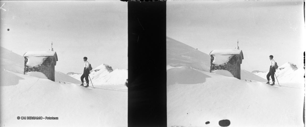 Skialpinista davanti alla Tribulina morti della Montagnina, con il pizzo Formico sullo sfondo