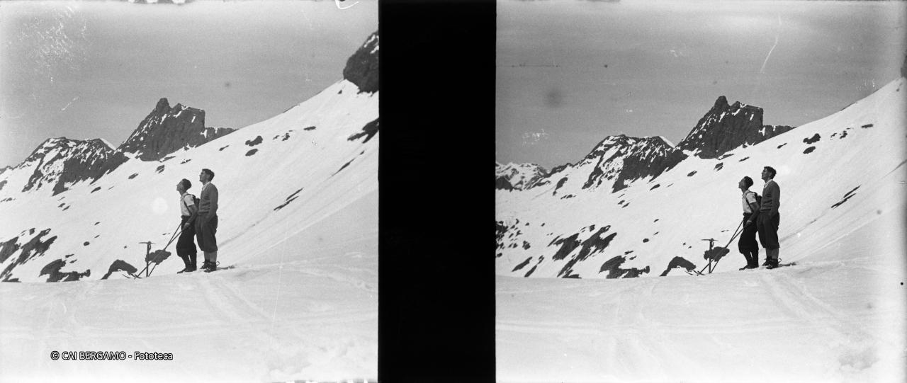 Con l'inseparabile piccozza nella neve ed uno sguardo nei dintorni