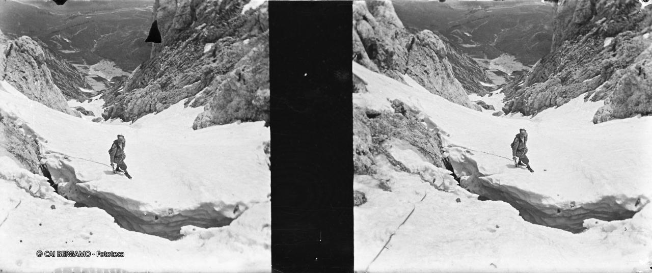 Salita su nevaio e sosta davanti a crepaccio