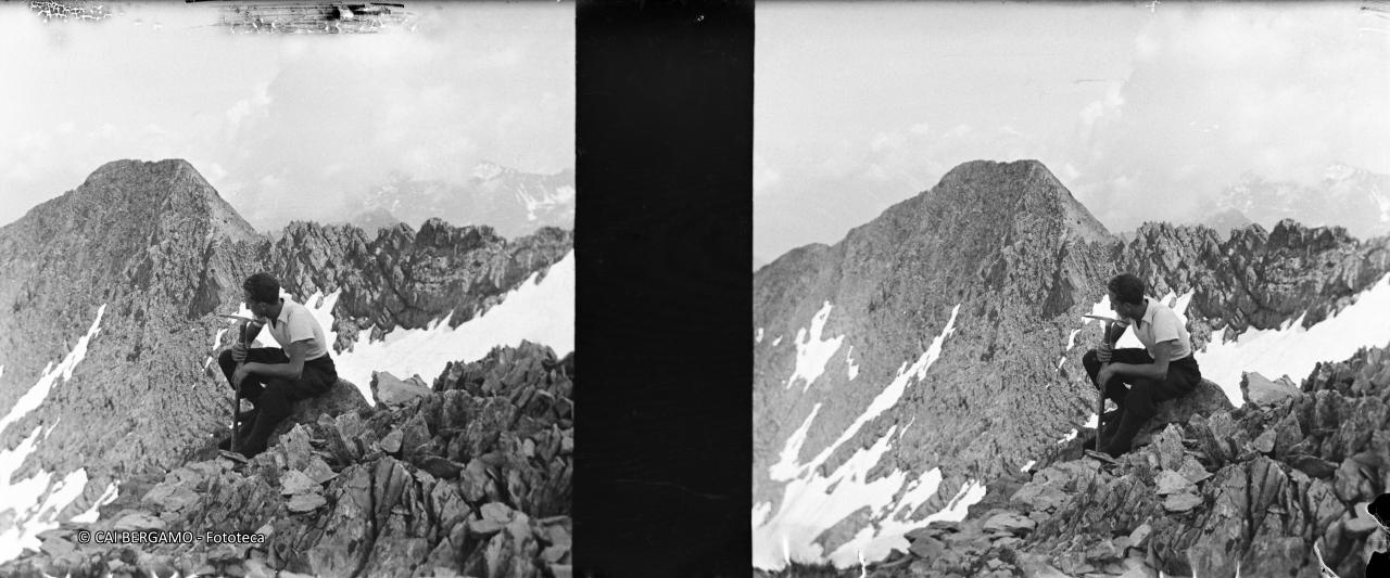 Sguardo sulla cresta e  con piccozza tra le mani