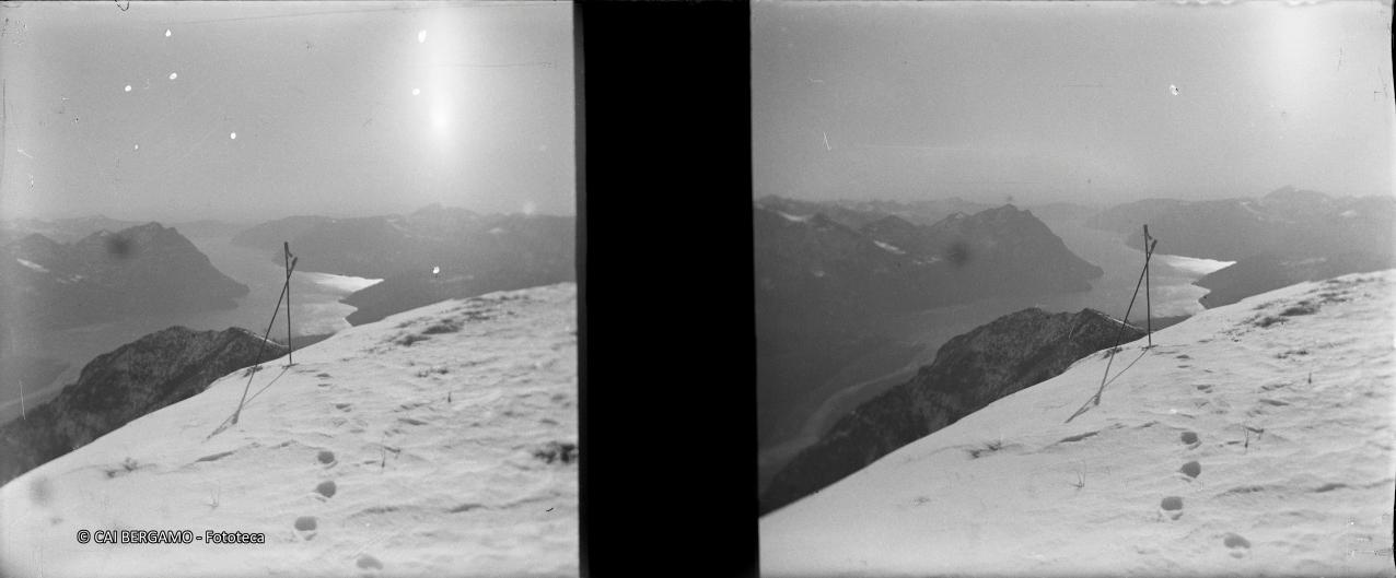Lago d'Iseo ed in primo piano impronte nella neve e bastonicini