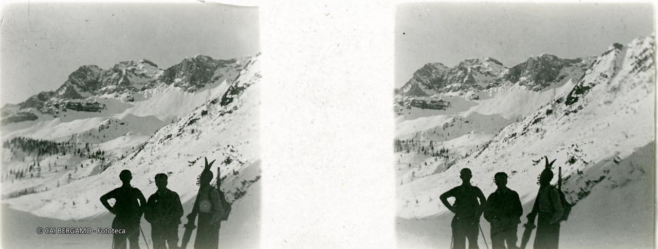 Dal P.so con ski ed alle spalle da sinistra: P.Arera,  P.so di Corna Piana e Corna Piana