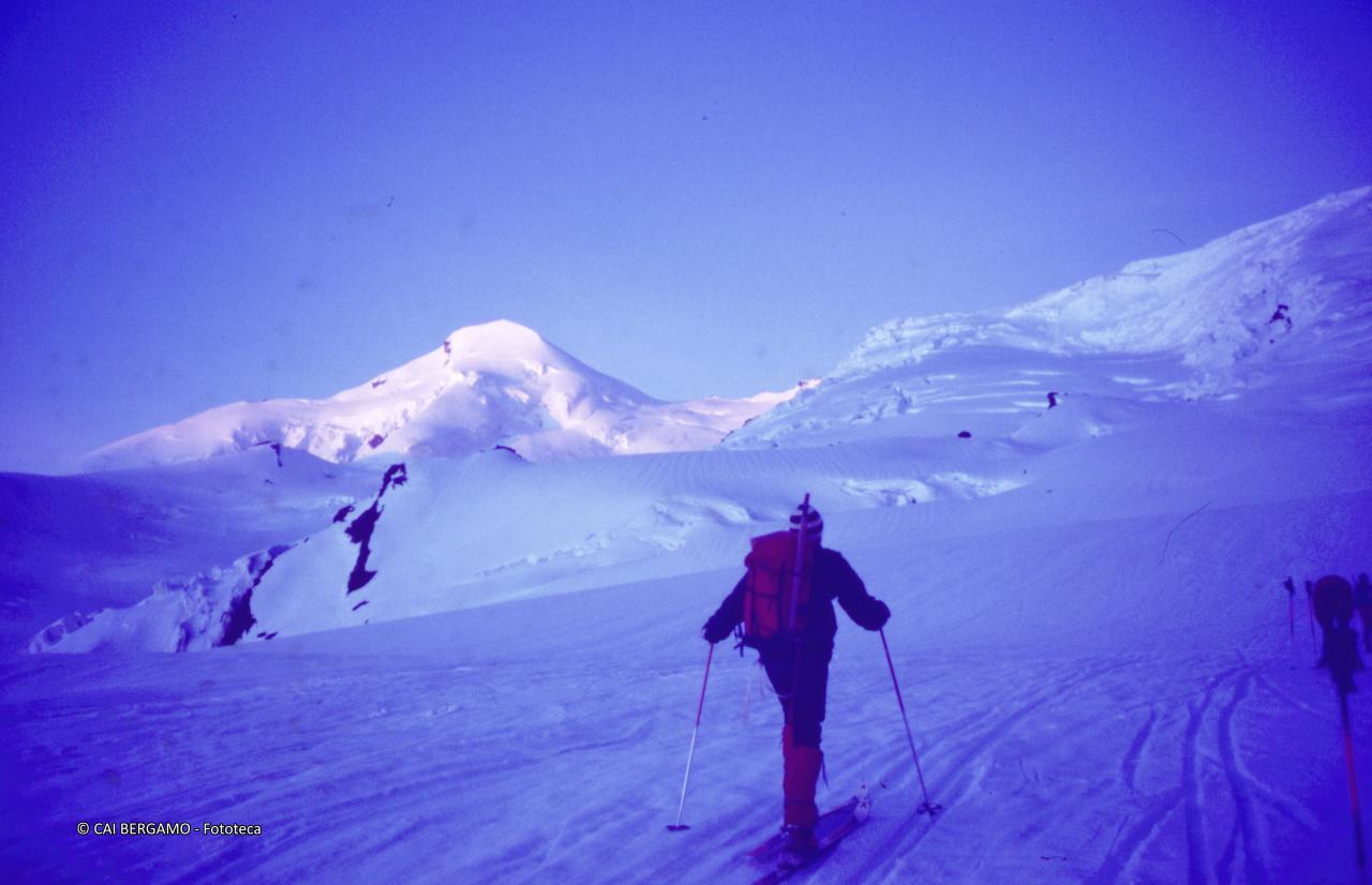 Scialpinista lungo la salita sotto lo sguardo dell'Alpubel