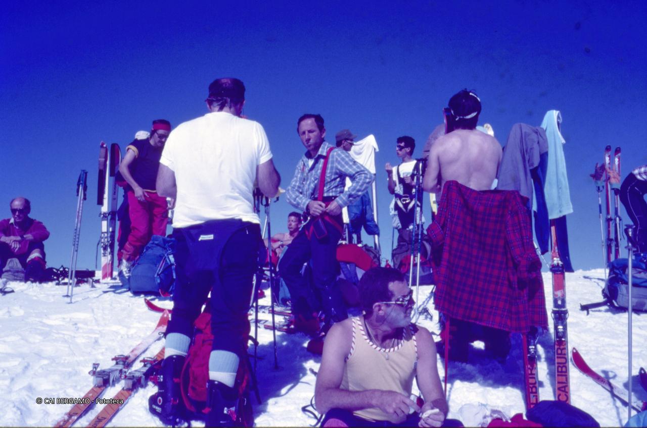 Scialpinisti e sci a riposo prima della discesa dall'Alphubeljoch