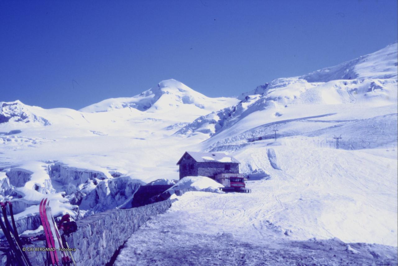 Vista dal Restaurant Allalin verso baita e crinali dell'Alphubel