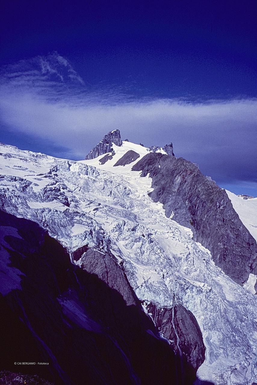 Il Gross Spannort domina la scena sul Glatt Firn e ghiacciaio, vista dalla cresta ovest del Krönten