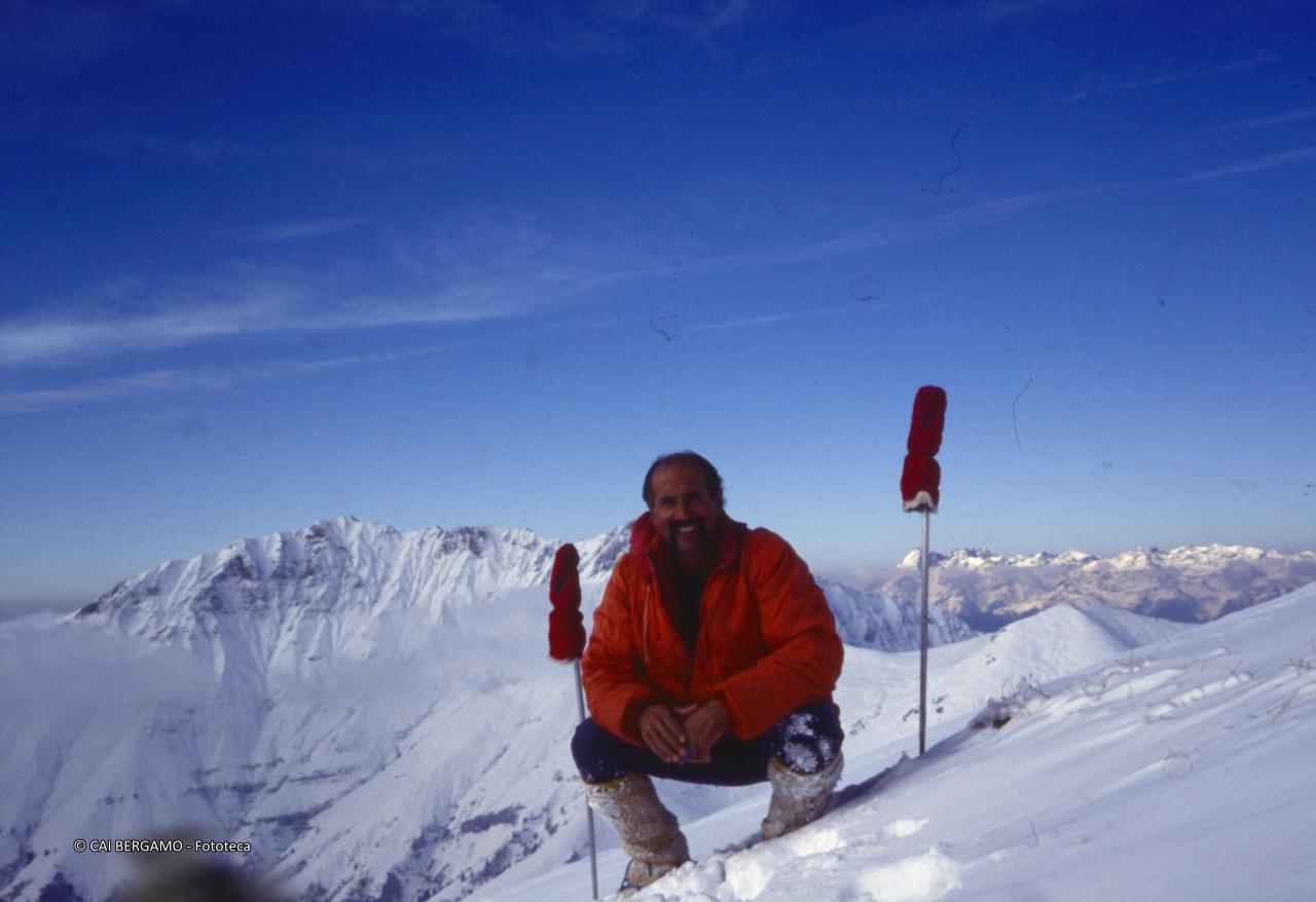 Sul pizzo Arera innevato, con la Cima di Menna alle spalle