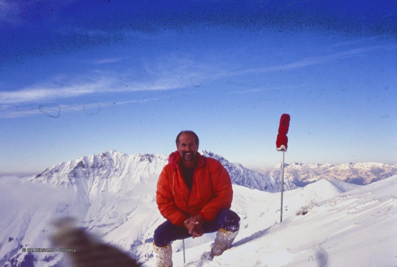 Sul pizzo Arera innevato, con alle spalle la Cima di Menna verso destra il pizzo Tre Signori ed il pizzo di Trona