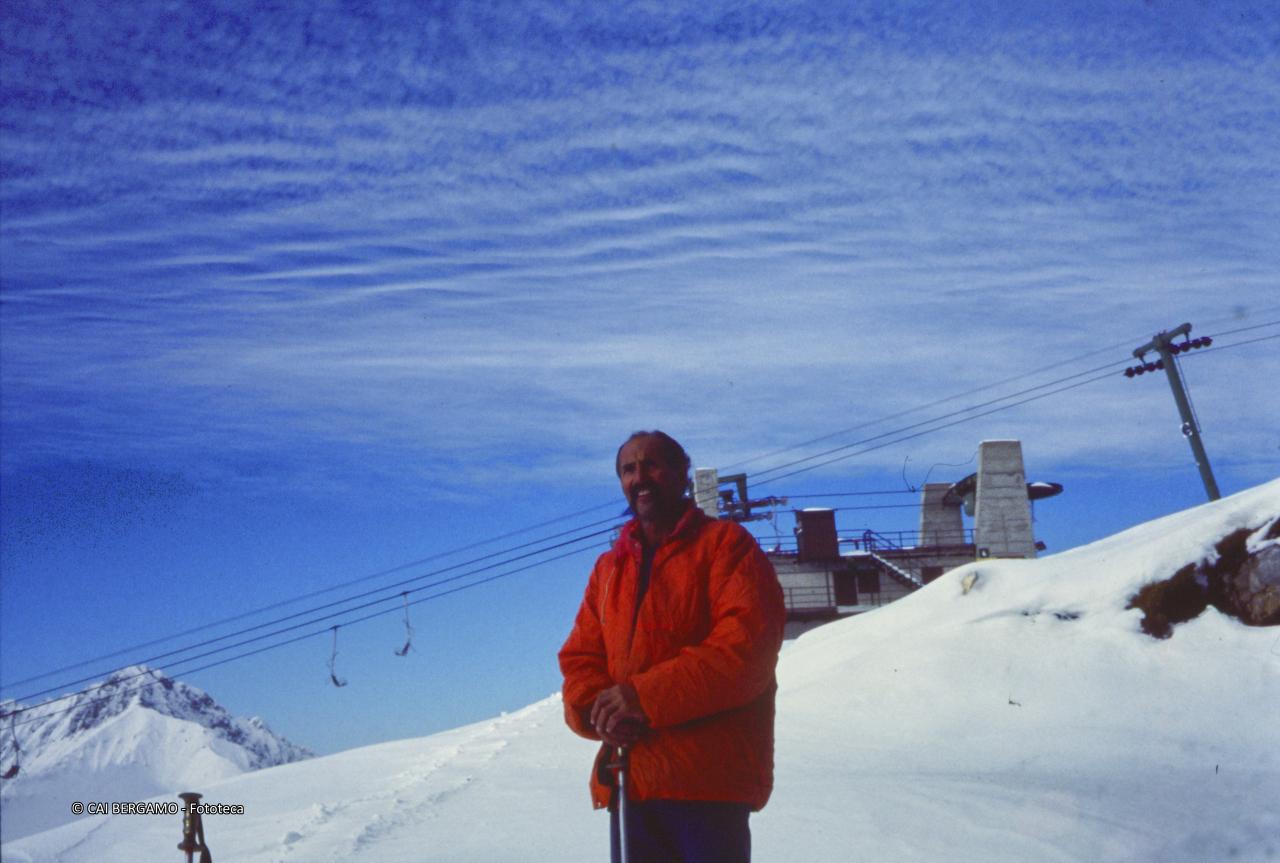 Foto ricordo davanti alla Capanna 2000 innevata