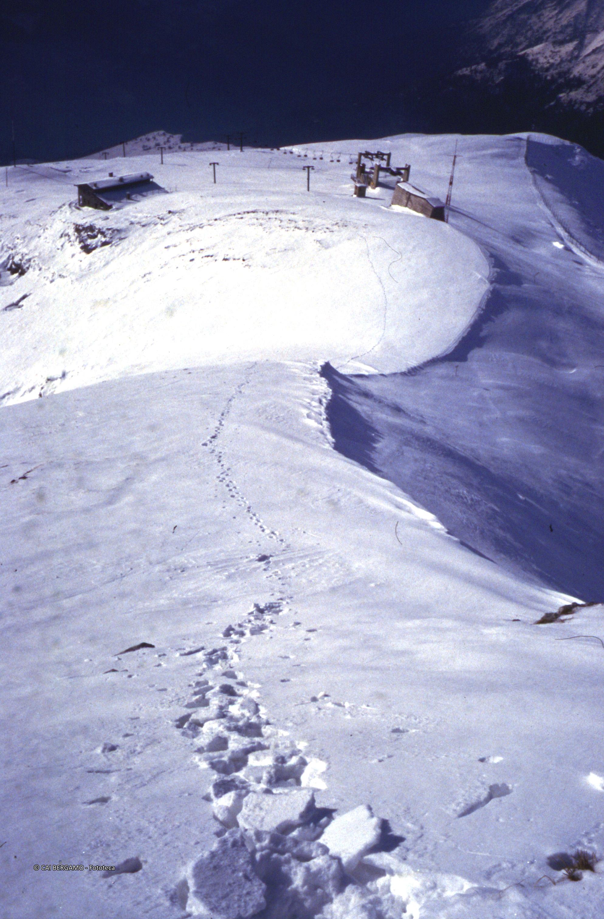 Traccia nella neve dalla Capanna 2000, a lato funivia, verso l'Arera