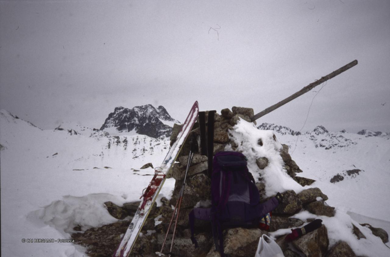 II gruppo roccioso del Piz d'Es-cha o Piz Kesch con sci, e zaino in primo piano