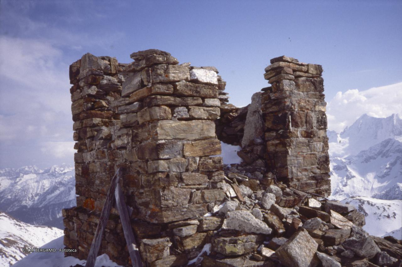 Ruderi in pietra con scorcio sulla lontana Presanella