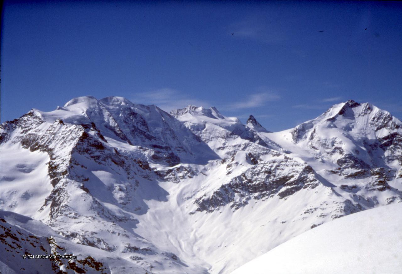 Piz Bernina a destra e Crast'Agüzza a sinistra. Vista da Est