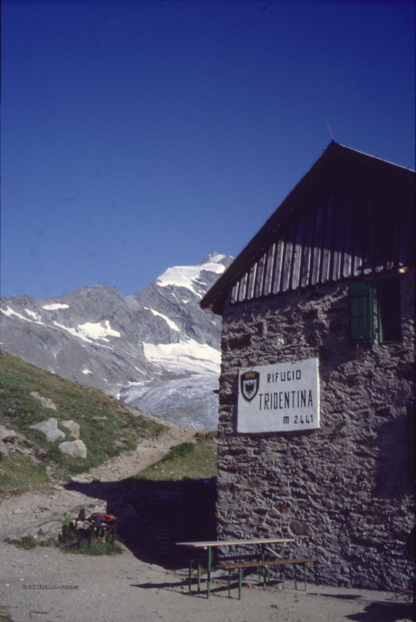 Rifugio Tridentina, con retrostante Picco dei Tre Signori