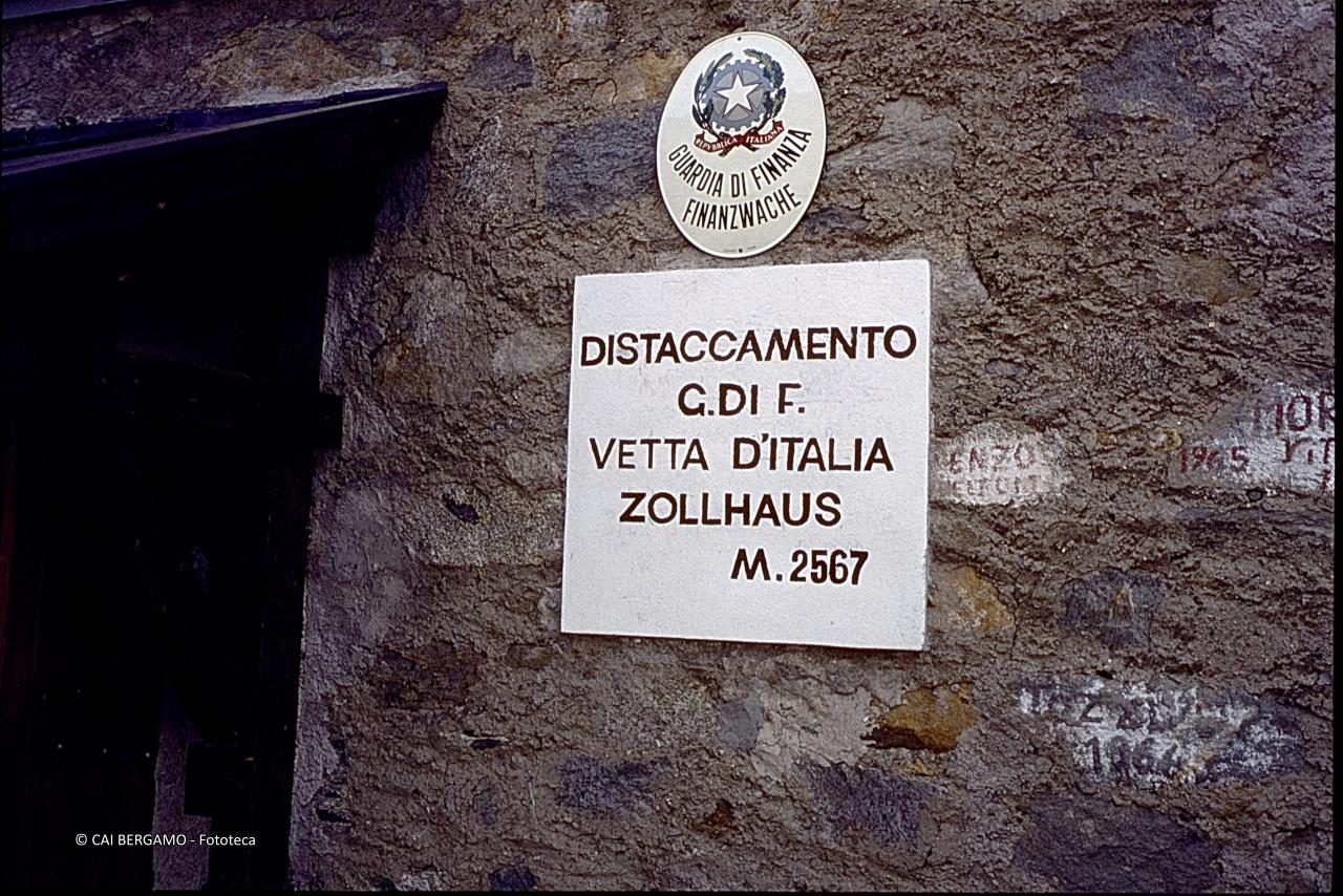 Targa distaccamento Guardia di Finanza sulla vetta d'Italia