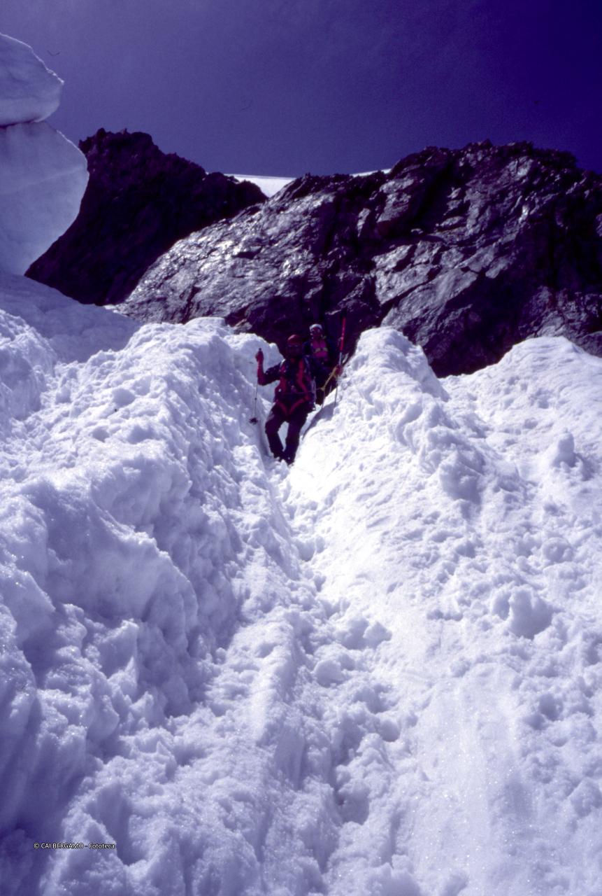 Discesa lungo canalino nella neve