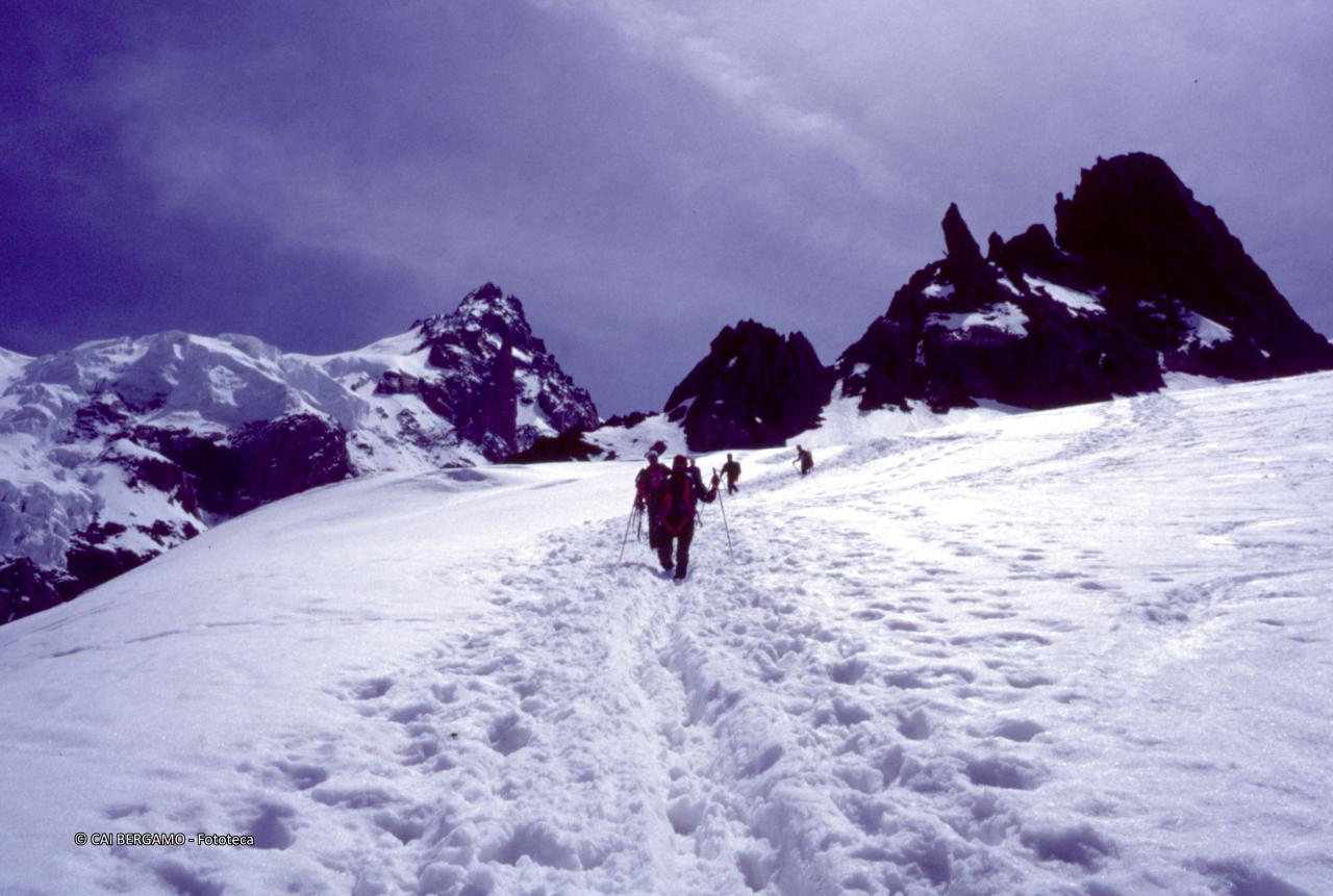 Foto ricordo lungo la discesa sempre legati