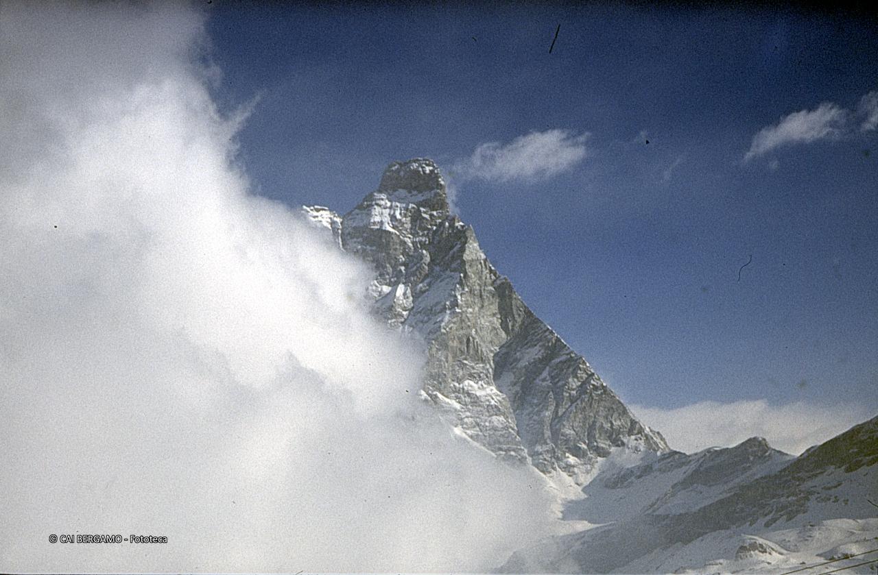 Il Cervino spunta tra le nubi
