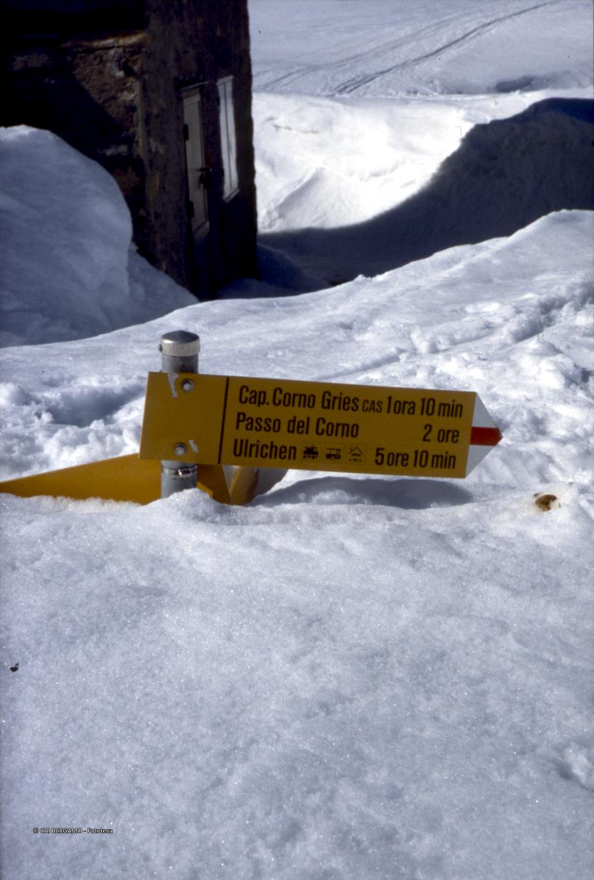 Segnaletica per il Passo Corno, quasi sepolto dalla neve