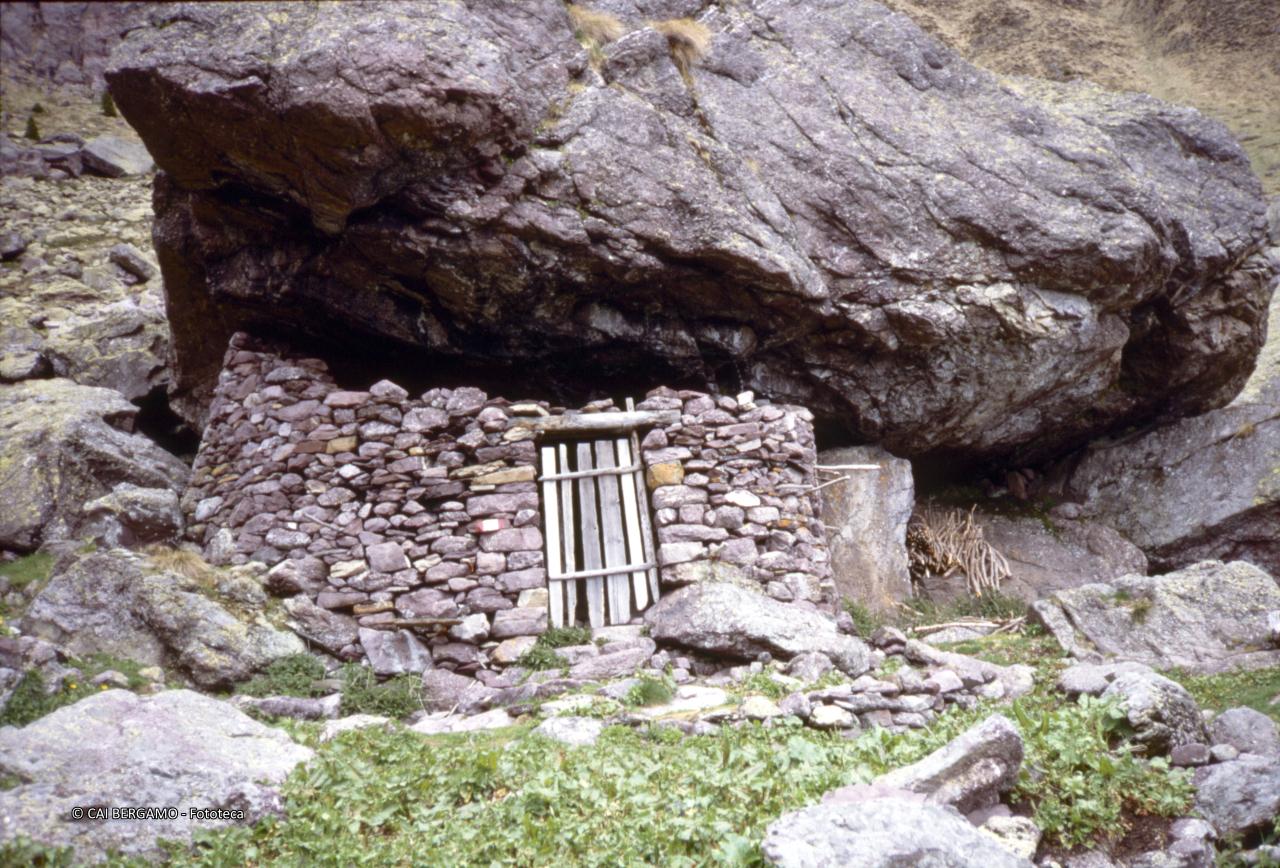 Baita ricavata nella roccia, lungo la strada da Ornica al Pizzo 3 Signori