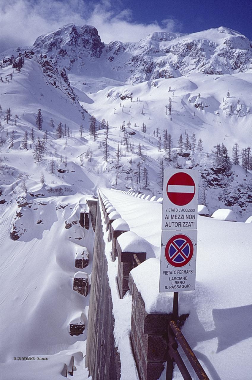 La diga Fregabolgia innevata sotto lo sguardo del Cabianca