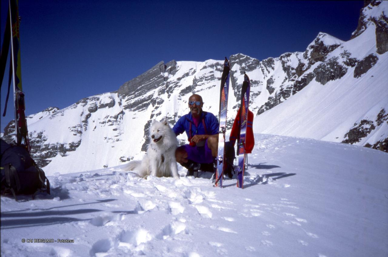 Arrivati con sci ormai a riposo e A.Pezzotta con il suo cane "Nero"