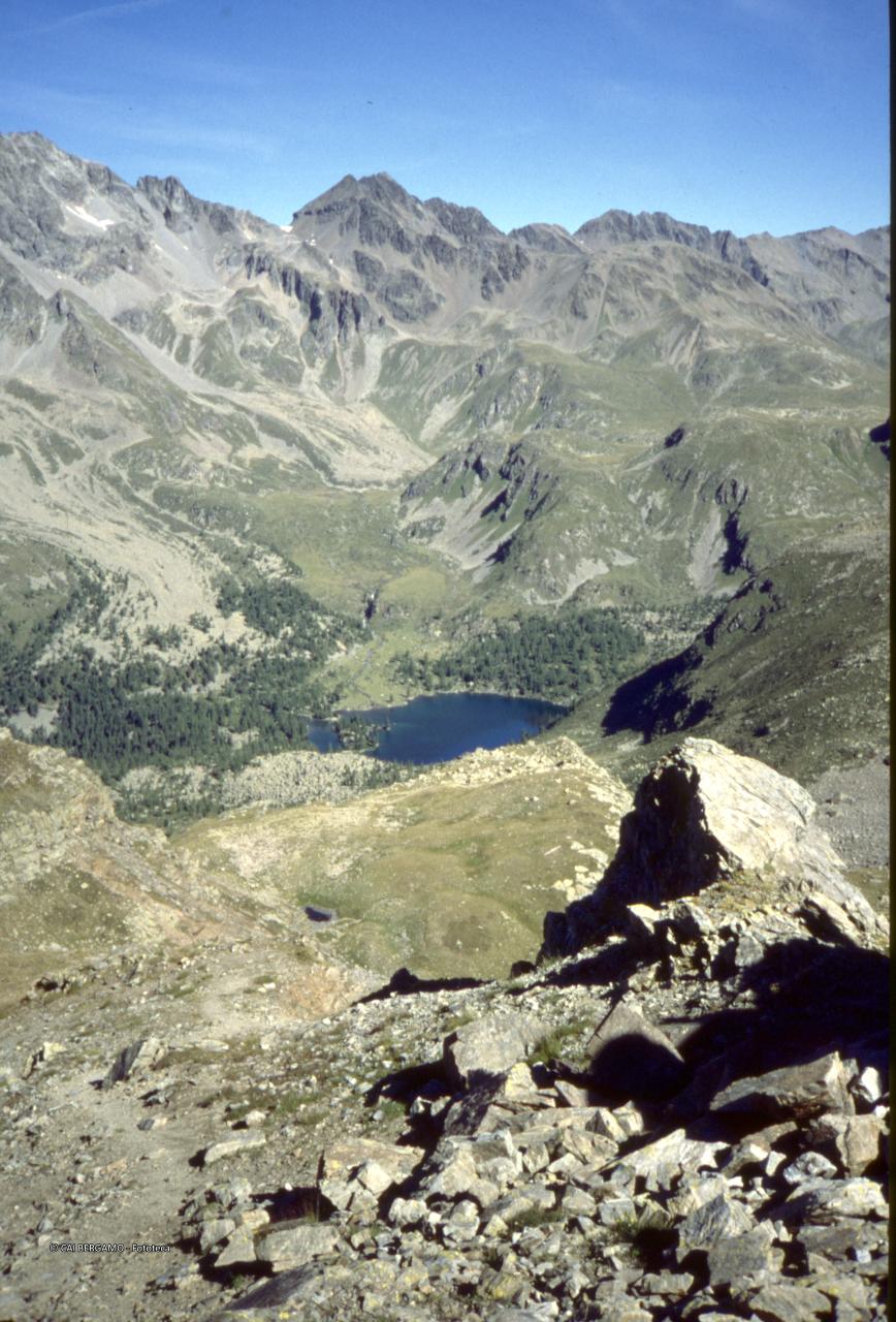 Vista sul lago di Val Viola nel suo anfiteatro con sovrastante Pizzo Valnera