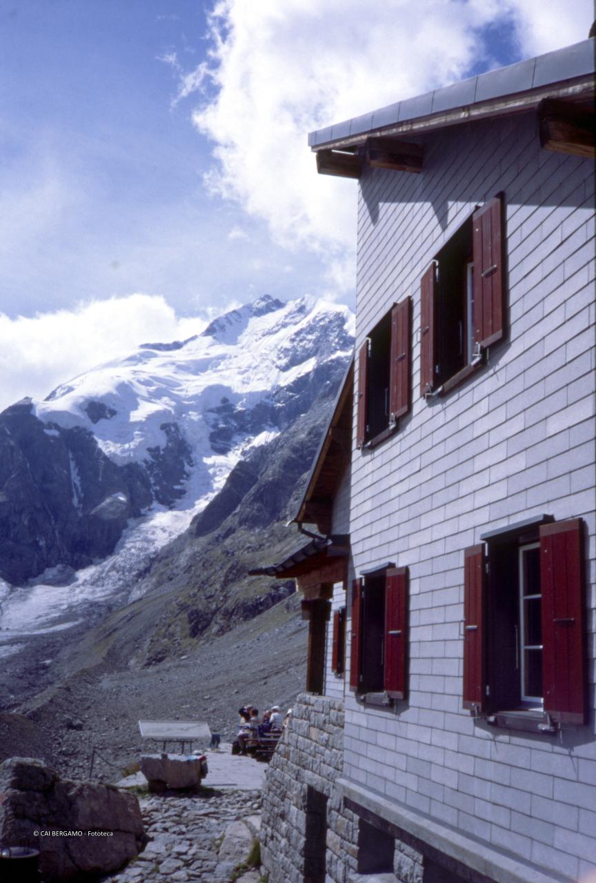 Capanna Boval con scorcio sul Pizzo Bernina