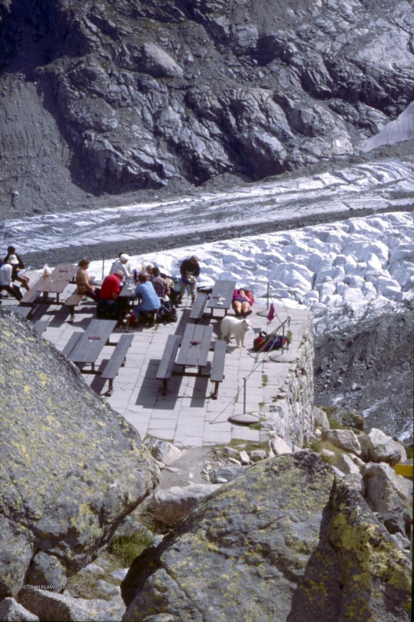 Tavolini antistanti la capanna Boval con sottostante ghiacciaio del  Morteratsch