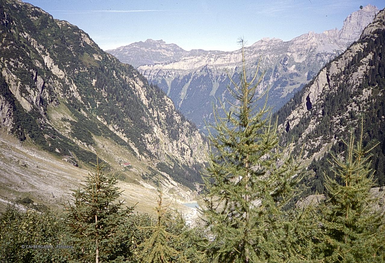 Vista sulla valle con laghetto  e sullo sfondo il Tallistock