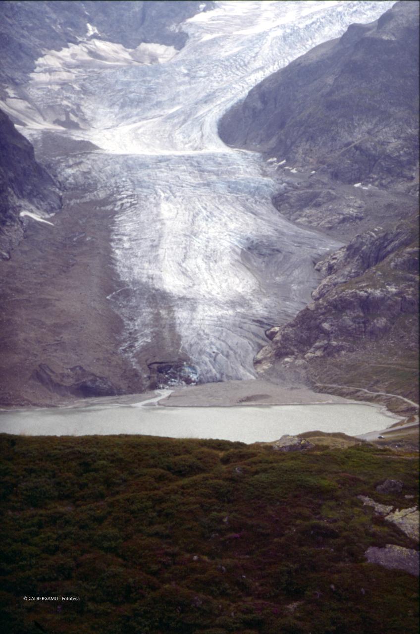 Prospettive ghiacciate e laghetto Triftsee