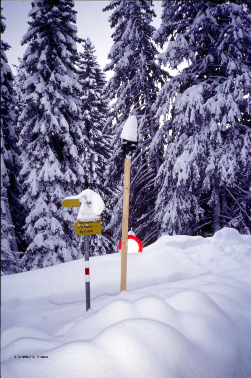 Segnaletica per Piz Beverin e Alp Tumpriv sotto la neve