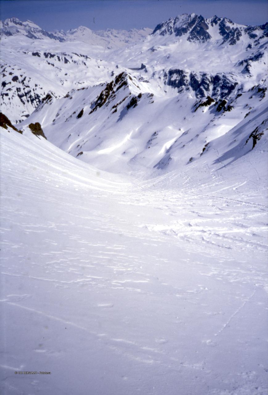Risalita del lungo vallone e la splendida vista della Val Formazzo sullo sfondo