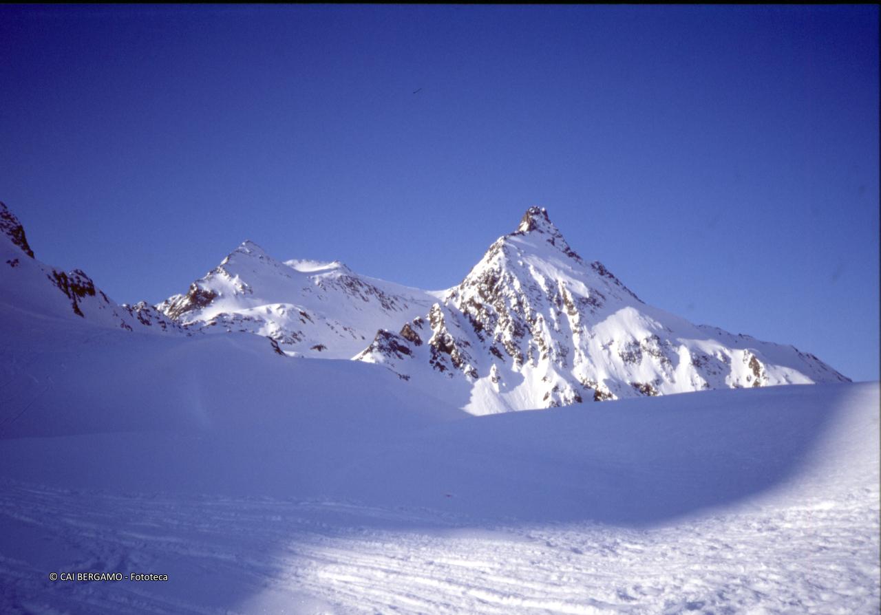 Corno Maggiore di Nefelgiù innevato, sulla destra