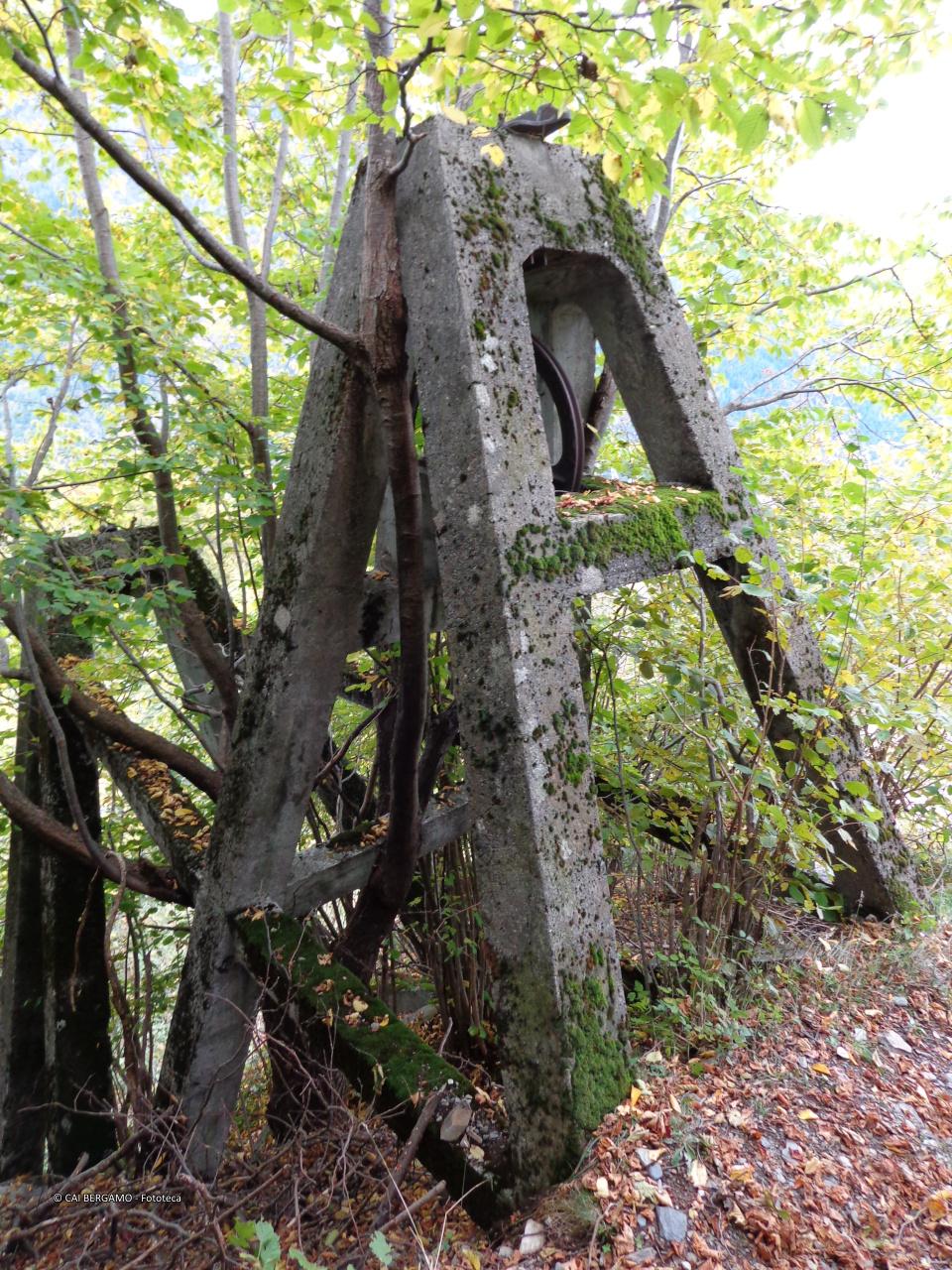 Traliccio in cemento anni '50 abbandonato nel bosco: tanto chi lo vede (Valbondione) - 1° classificato in "Così NO!!!"