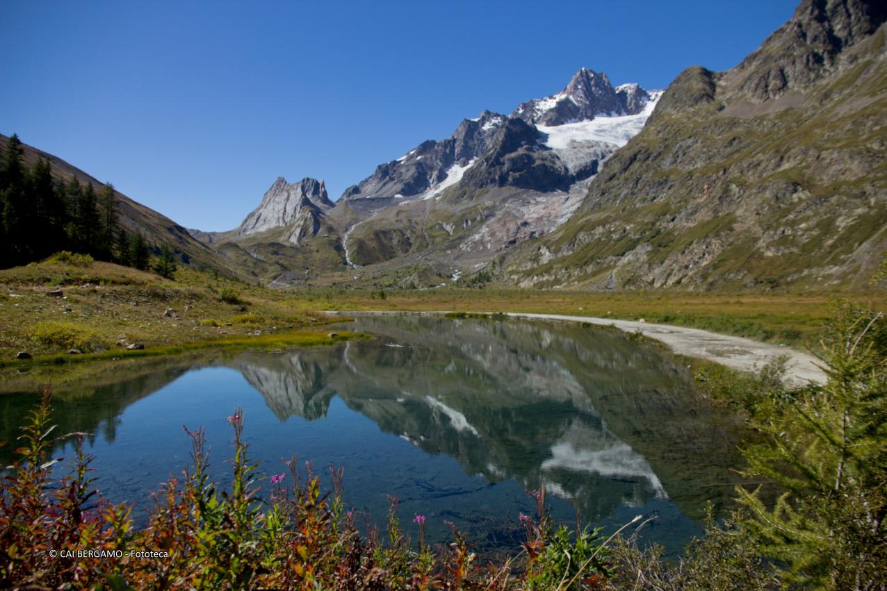 lago Combal (ndr: sullo sfondo Aiguille des Glaciers) - Segnalato in "L'acqua in tutte le sue forme e ciò che riflet