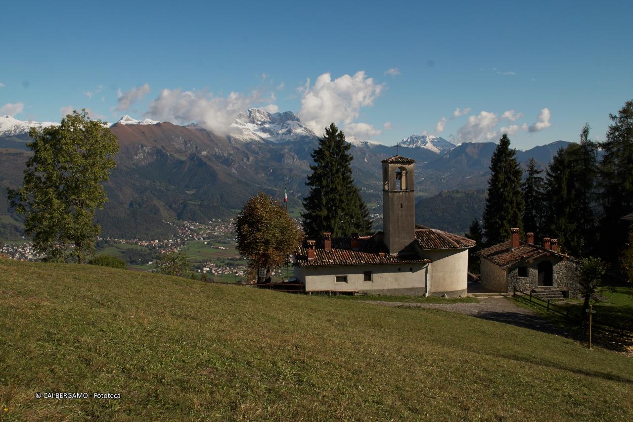 "San Lucio di Clusone" - segnalato in "Ambienti Montani" - Chiesetta a San Lucio con la Presolana ancora innevata sullo sfondo