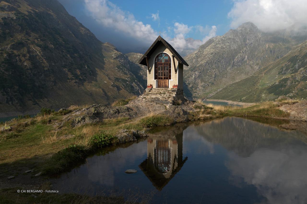 "Cappella Albini"-  segnalato in  "L'acqua in tutte le sue forme" - Cappelletta specchiante nella pozza antistante con retrostante lago Barbellino