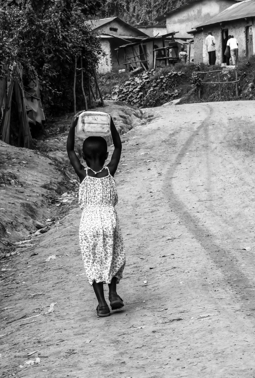 "Africa giovane, forte e orgogliosa, ma oppressa e sfruttata" - segnalato in "Bianco e Nero" - Bimba che trasporta in testa un bidoncino d'acqua