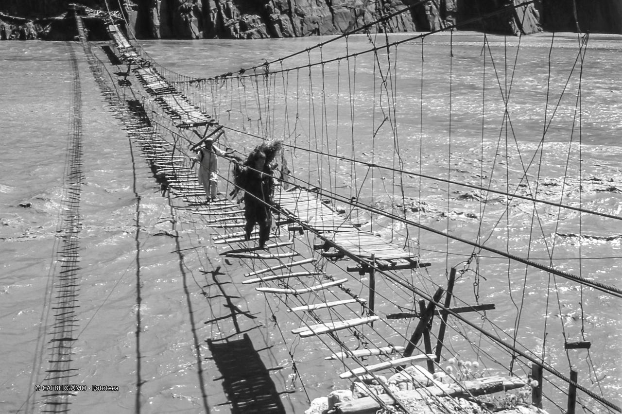 "Rischio e pericolo a ogni passo nel Karakorum Pakistano" - segnalato in "Bianco e Nero" - Attraversamento di un fiume tumultuoso su ponte tibetano molto instabile