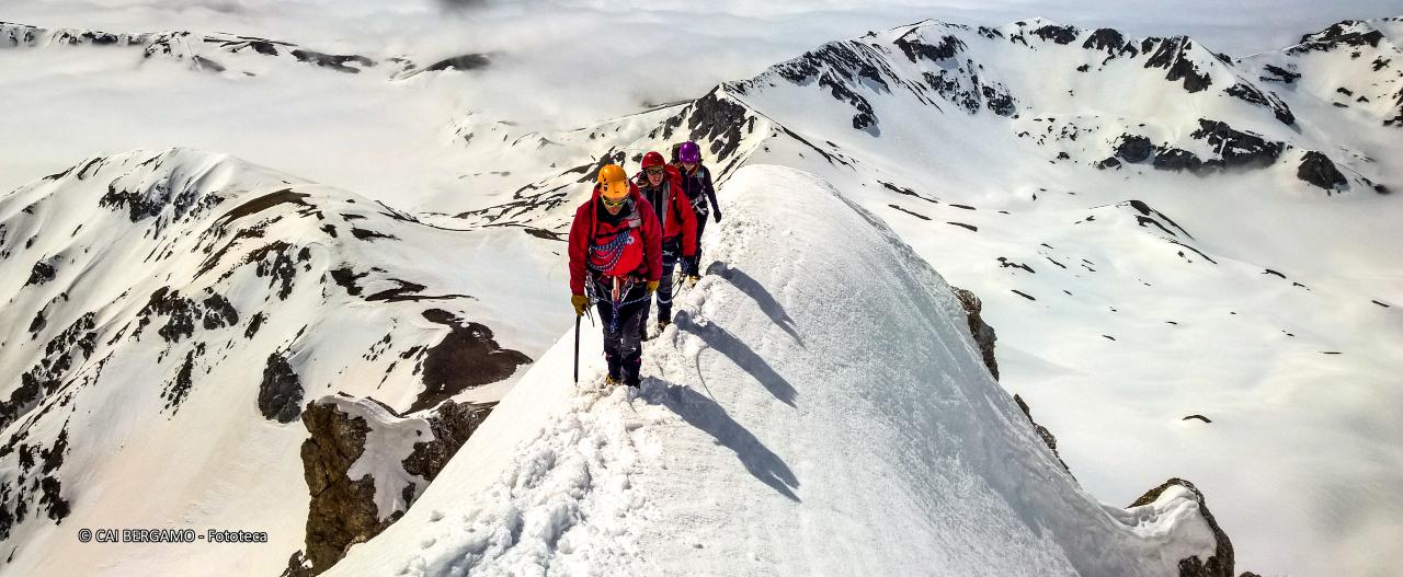 "Lenti passi" - segnalato  in "Escursioni Sociali" - Passo, passo lungo cresta innevata ed in cordata