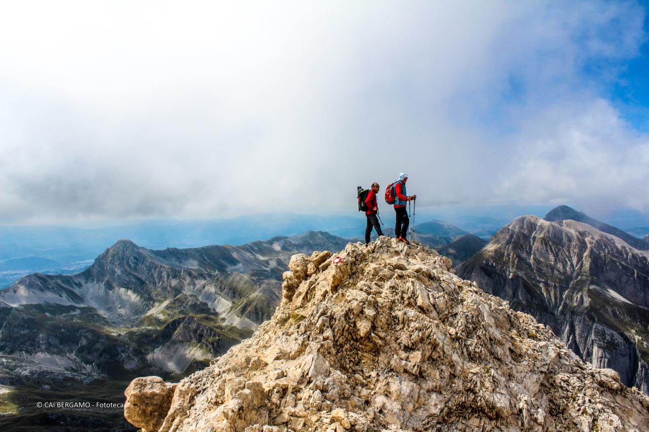 "Il volo" - segnalato  in "Escursioni Sociali" - In vetta con sguardo verso le cime circostanti