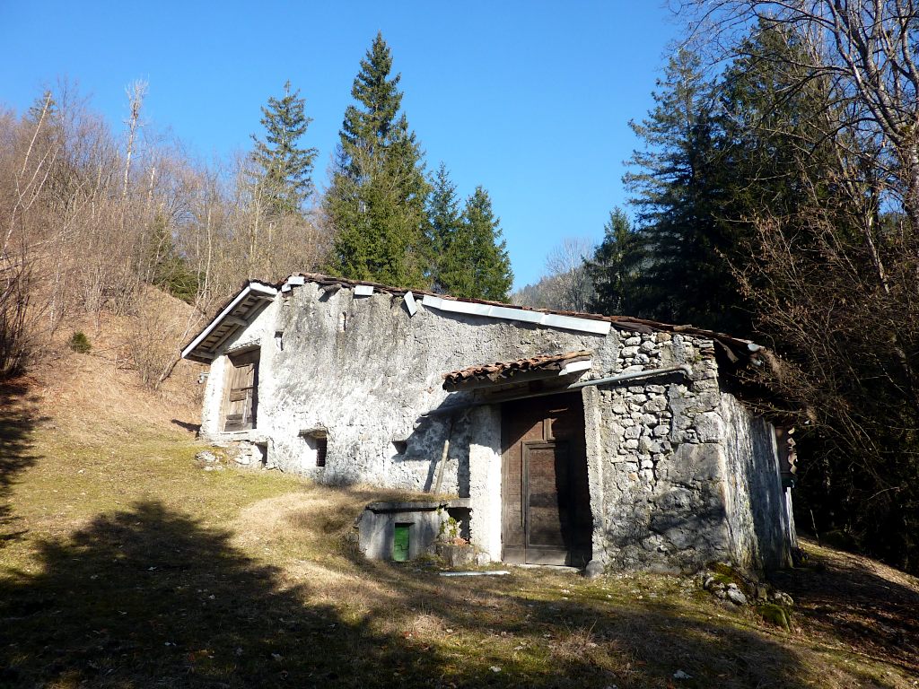 Il rudere di una vecchia cascina in val di Frücc, subito prima del bivio per la valle di Elma.
