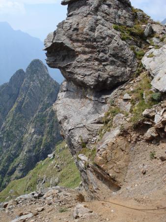 Il secondo tratto attrezzato visto dall'alto, con in fondo il monte Corno. Siamo a 2.375 metri,