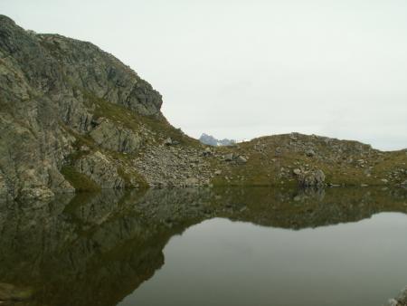 Il Lago d'Avert e sullo sfondo il Pizzo Recastello imbiancato