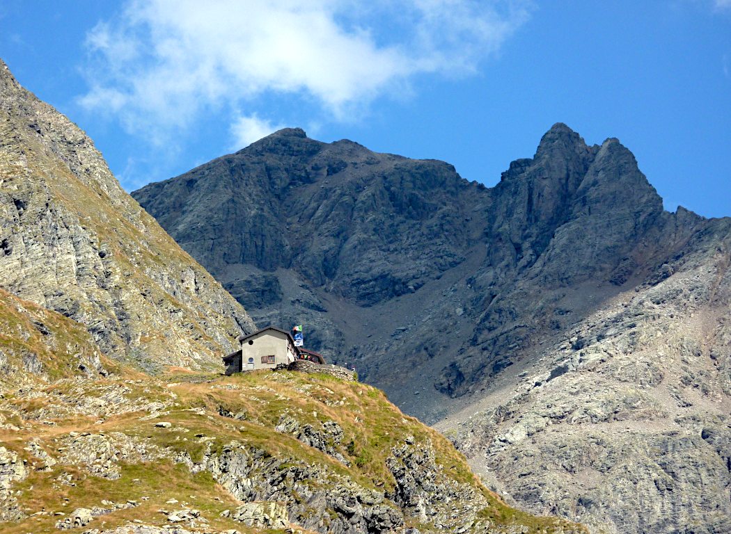 Il rif. Brunone con lo sfondo del P.zo Redorta e i due gendarmi.