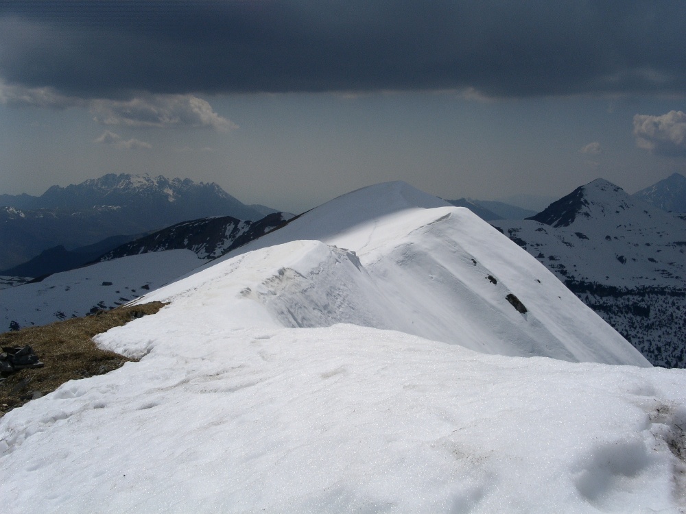 Monte Aralalta dal Pizzo Baciamorti (le 2 cime sono collegate dal breve crestone della foto)